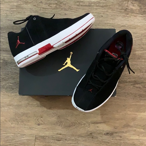 Jordan Other - 🔥Jordan TE 2 LOW size 8.5....black/gym red-white